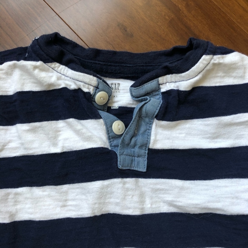 Super cute tee - Picture 2 of 3